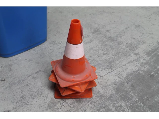 Vier pionnen met hoogte 35 cm. - afbeelding 1 van  2