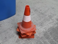Vier pionnen met hoogte 35 cm. - afbeelding 1 van  2