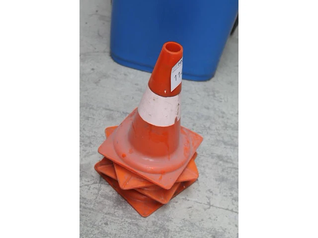 Vier pionnen met hoogte 35 cm. - afbeelding 2 van  2