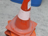 Vier pionnen met hoogte 35 cm. - afbeelding 2 van  2