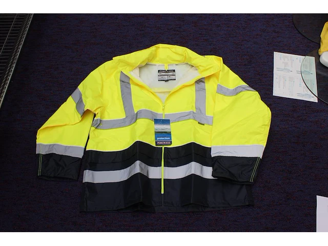 Vier regenjassen portwest in diverse maten en kleuren. excl. draadmand - afbeelding 2 van  2