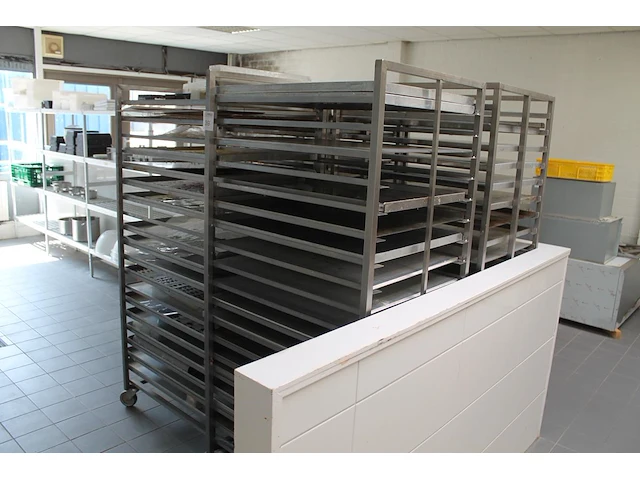 Vier rvs platenkarren met diverse platen. afmeting 66 x 80 x 180 cm. - afbeelding 1 van  3