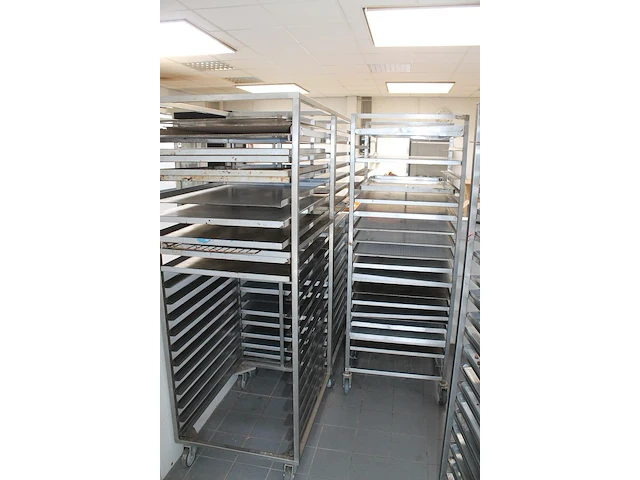 Vier rvs platenkarren met diverse platen. afmeting 66 x 80 x 180 cm. - afbeelding 2 van  3