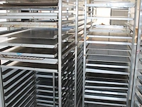 Vier rvs platenkarren met diverse platen. afmeting 66 x 80 x 180 cm. - afbeelding 2 van  3