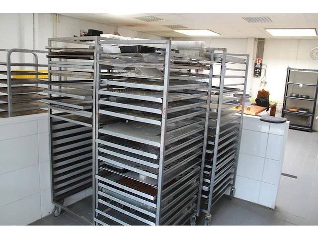 Vier rvs platenkarren met diverse platen. afmeting 66 x 80 x 180 cm. - afbeelding 3 van  3