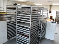 Vier rvs platenkarren met diverse platen. afmeting 66 x 80 x 180 cm. - afbeelding 3 van  3