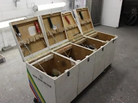 Vier schilderskisten 40 x 50 x 72 cm gevuld met diverse schildersbenodigdheden waaronder rollenhouders, tap... - afbeelding 2 van  4