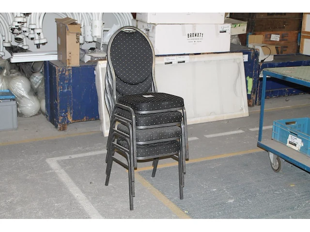 Vier stapelbare stoelen met metalen onderstel. - afbeelding 1 van  2