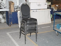 Vier stapelbare stoelen met metalen onderstel. - afbeelding 1 van  2