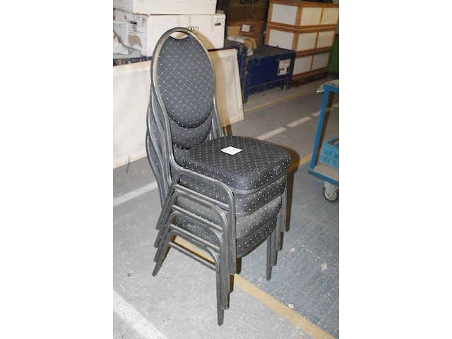 Vier stapelbare stoelen met metalen onderstel. - afbeelding 2 van  2