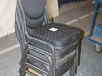 Vier stapelbare stoelen met metalen onderstel. - afbeelding 2 van  2