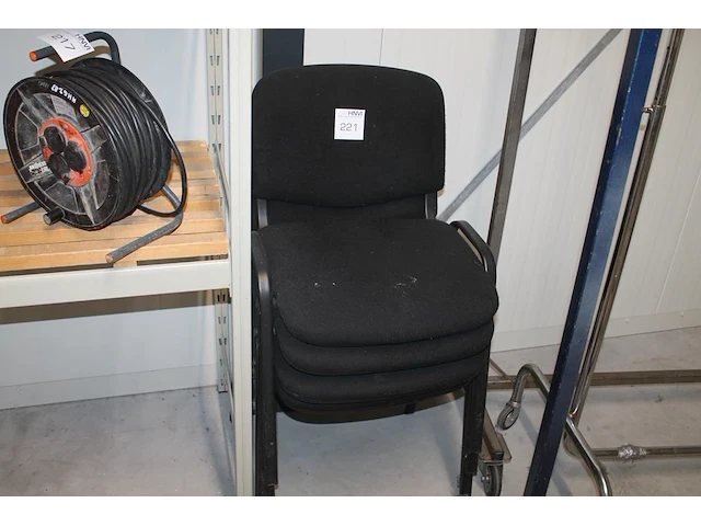 Vier stapelbare vergaderstoelen. - afbeelding 1 van  2