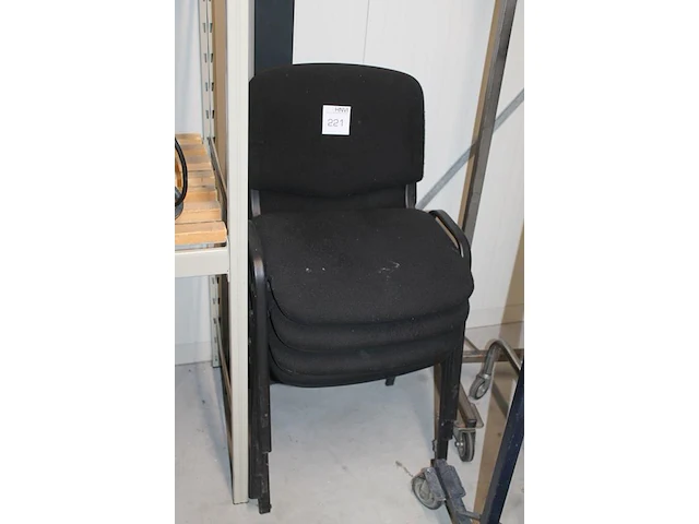 Vier stapelbare vergaderstoelen. - afbeelding 2 van  2