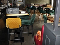 Vier statafels met twee gele en zes groen gestoffeerde krukken. afmeting tafels 70 x 70 x 110 cm - afbeelding 1 van  3