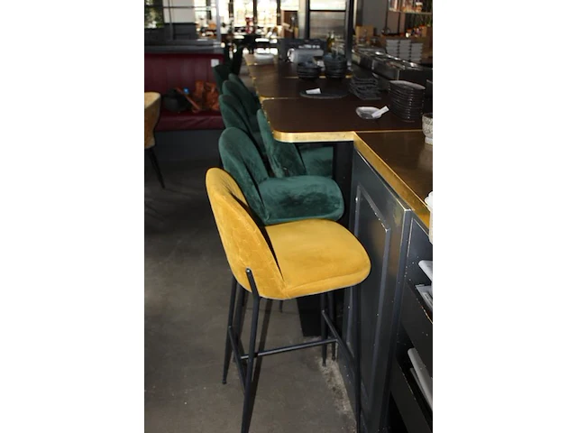 Vier statafels met twee gele en zes groen gestoffeerde krukken. afmeting tafels 70 x 70 x 110 cm - afbeelding 2 van  3