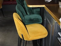 Vier statafels met twee gele en zes groen gestoffeerde krukken. afmeting tafels 70 x 70 x 110 cm - afbeelding 2 van  3