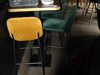 Vier statafels met twee gele en zes groen gestoffeerde krukken. afmeting tafels 70 x 70 x 110 cm - afbeelding 3 van  3