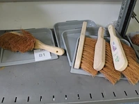 Vier stoffers en blikken. - afbeelding 1 van  1
