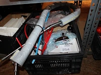 Vier tapkranen micromatic met accessoires in kunststof krat. - afbeelding 1 van  2