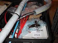 Vier tapkranen micromatic met accessoires in kunststof krat. - afbeelding 2 van  2