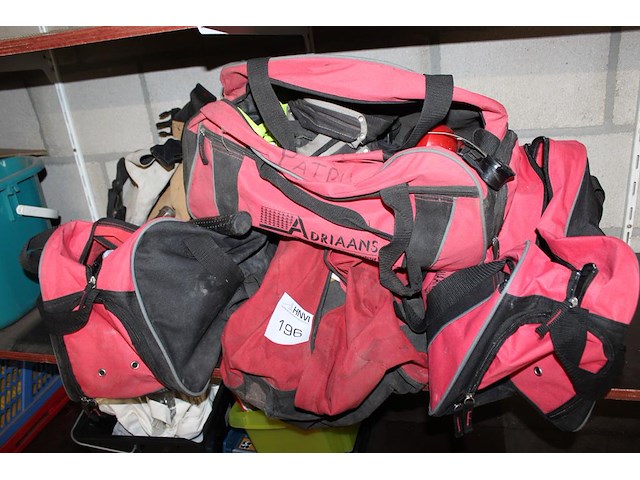 Vier tassen met persoonlijke beschermingsmiddelen. - afbeelding 1 van  1