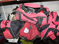 Vier tassen met persoonlijke beschermingsmiddelen.