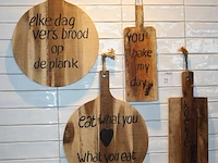 Vier tekst snijplanken aan wand. - afbeelding 2 van  2