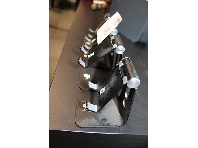 Vier telefoonhouders. - afbeelding 2 van  2