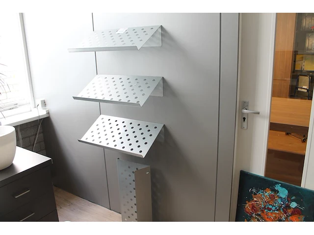 Vier tijdschriftwandrekken a 60 x 30 cm. - afbeelding 1 van  1