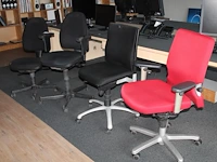Vier verrijdbare bureaustoelen, een maal rood gestoffeerd en drie maal zwart gestoffeerd. - afbeelding 1 van  5