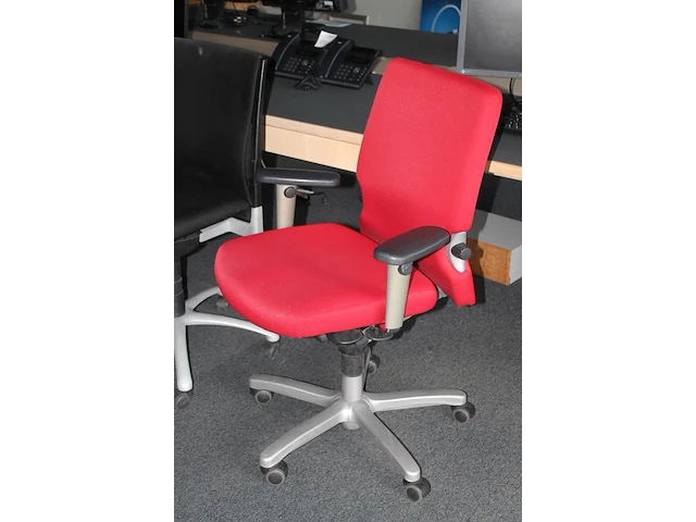 Vier verrijdbare bureaustoelen, een maal rood gestoffeerd en drie maal zwart gestoffeerd. - afbeelding 2 van  5