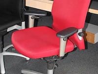 Vier verrijdbare bureaustoelen, een maal rood gestoffeerd en drie maal zwart gestoffeerd. - afbeelding 2 van  5