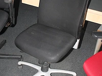 Vier verrijdbare bureaustoelen, een maal rood gestoffeerd en drie maal zwart gestoffeerd. - afbeelding 3 van  5