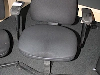 Vier verrijdbare bureaustoelen, een maal rood gestoffeerd en drie maal zwart gestoffeerd. - afbeelding 4 van  5