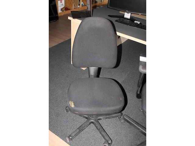 Vier verrijdbare bureaustoelen, een maal rood gestoffeerd en drie maal zwart gestoffeerd. - afbeelding 5 van  5