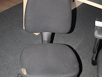 Vier verrijdbare bureaustoelen, een maal rood gestoffeerd en drie maal zwart gestoffeerd. - afbeelding 5 van  5