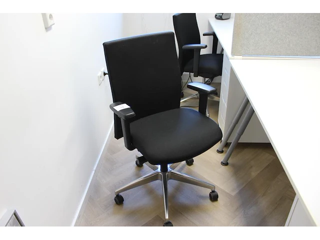 Vier verrijdbare bureaustoelen interstuhl zwart gestoffeerd - afbeelding 1 van  3