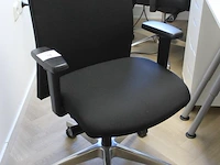 Vier verrijdbare bureaustoelen interstuhl zwart gestoffeerd - afbeelding 2 van  3