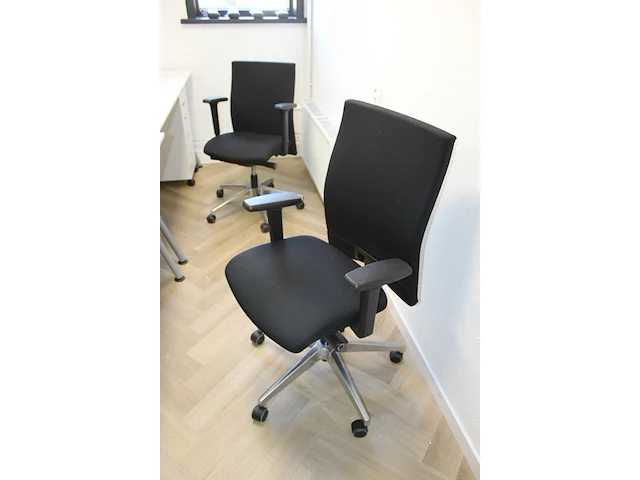 Vier verrijdbare bureaustoelen interstuhl zwart gestoffeerd - afbeelding 3 van  3
