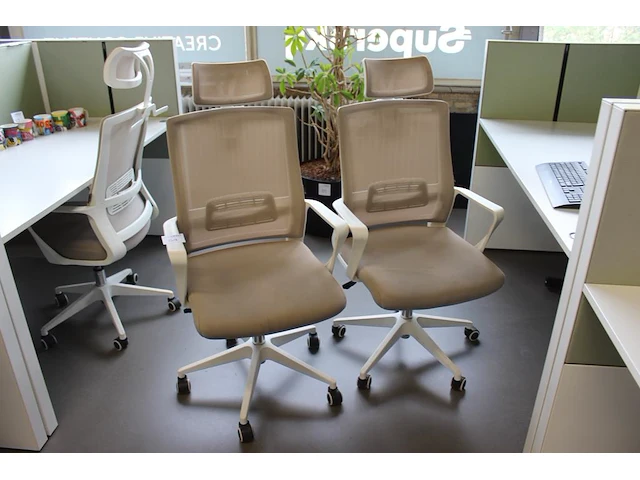 Vier verrijdbare bureaustoelen sklum zittingen gevlekt. - afbeelding 1 van  2