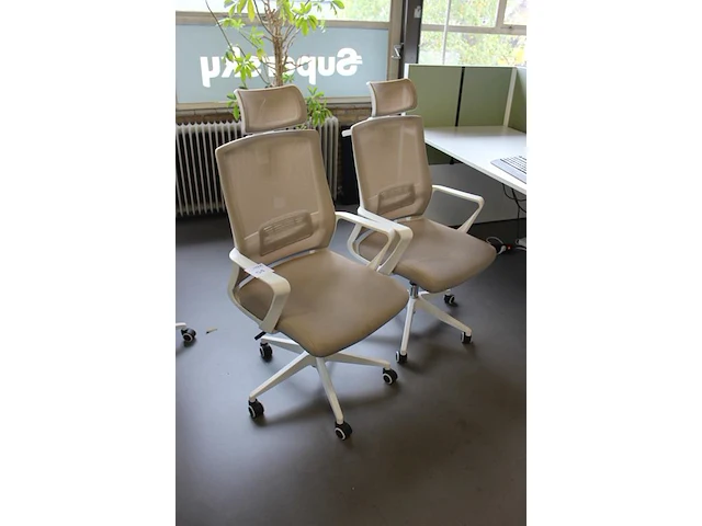 Vier verrijdbare bureaustoelen sklum zittingen gevlekt. - afbeelding 2 van  2