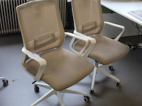 Vier verrijdbare bureaustoelen sklum zittingen gevlekt. - afbeelding 2 van  2