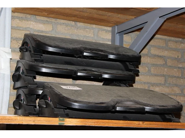 Vier verstelbare voetensteunen. - afbeelding 1 van  2