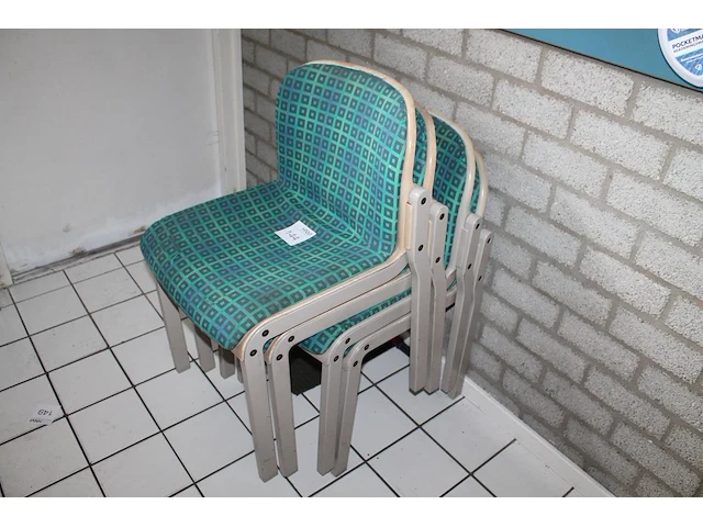 Vier vintage stoelen met stoffen bekleding. - afbeelding 1 van  1