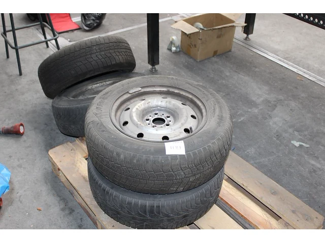 Vier winterbanden op velg met maatvoering 205/65r15 94t. - afbeelding 1 van  2