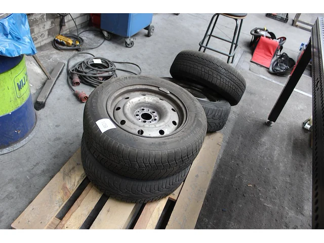 Vier winterbanden op velg met maatvoering 205/65r15 94t. - afbeelding 2 van  2