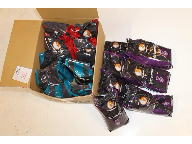 Vier zakken automatenkoffie, vijf zakken melktopping en zes zakken cacaomix vantienen. - afbeelding 1 van  1