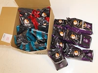 Vier zakken automatenkoffie, vijf zakken melktopping en zes zakken cacaomix vantienen. - afbeelding 1 van  1