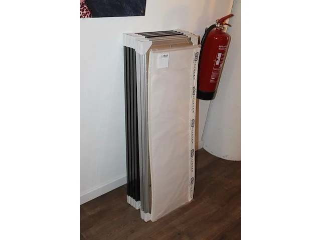 Vier zwarte en drie aluminiumkleurige fotolijsten 35 x 100 cm - afbeelding 2 van  2