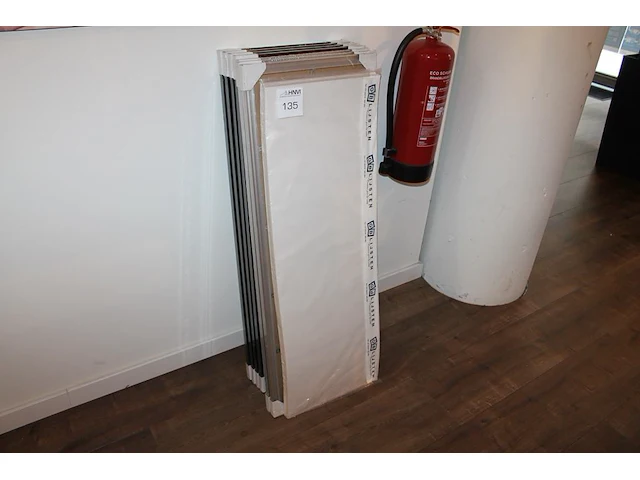 Vier zwarte en drie aluminiumkleurige fotolijsten 35 x 100 cm. - afbeelding 3 van  4